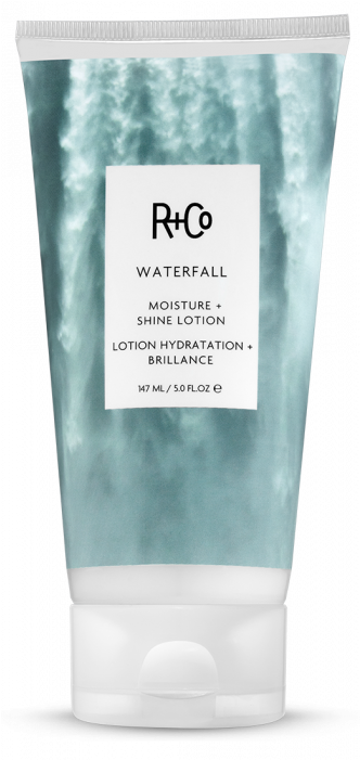 R+Co Waterfall 水潤亮澤乳液產品 壁紙 — 一支白色R+Co Waterfall Moisture Shine Lotion，背景為青綠色瀑布圖案。