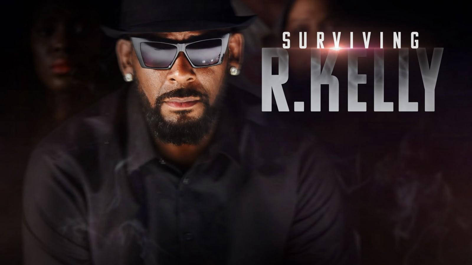 一個戴黑色帽子和太陽眼鏡的男人，身後有煙霧和文字「Surviving R.Kelly」。