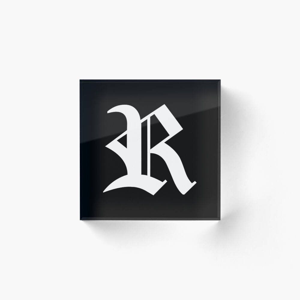 框裝字母R 壁紙 — 一個大膽的白色哥德式字母R居中於一塊光澤的黑色方形牌匾上，背景為純白色。