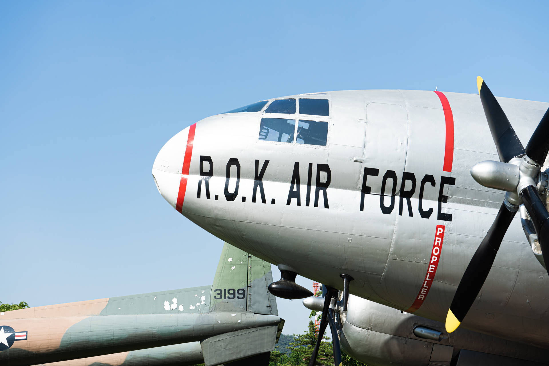 銀色大韓民國空軍螺旋槳飛機在藍天下展出。