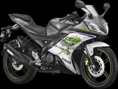 雅馬哈R15運動型機車側面視圖 壁紙 — 一架時尚的Yamaha運動電單車，帶有銀白色和綠色點綴，在純黑色背景下矗立。