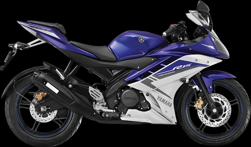 藍白雅馬哈R15運動型機車 壁紙 — 一架時尚的藍白色Yamaha R15運動電單車，帶有黑色點綴和金色制動卡鉗，在黑色背景下的攝影棚燈光中展示。