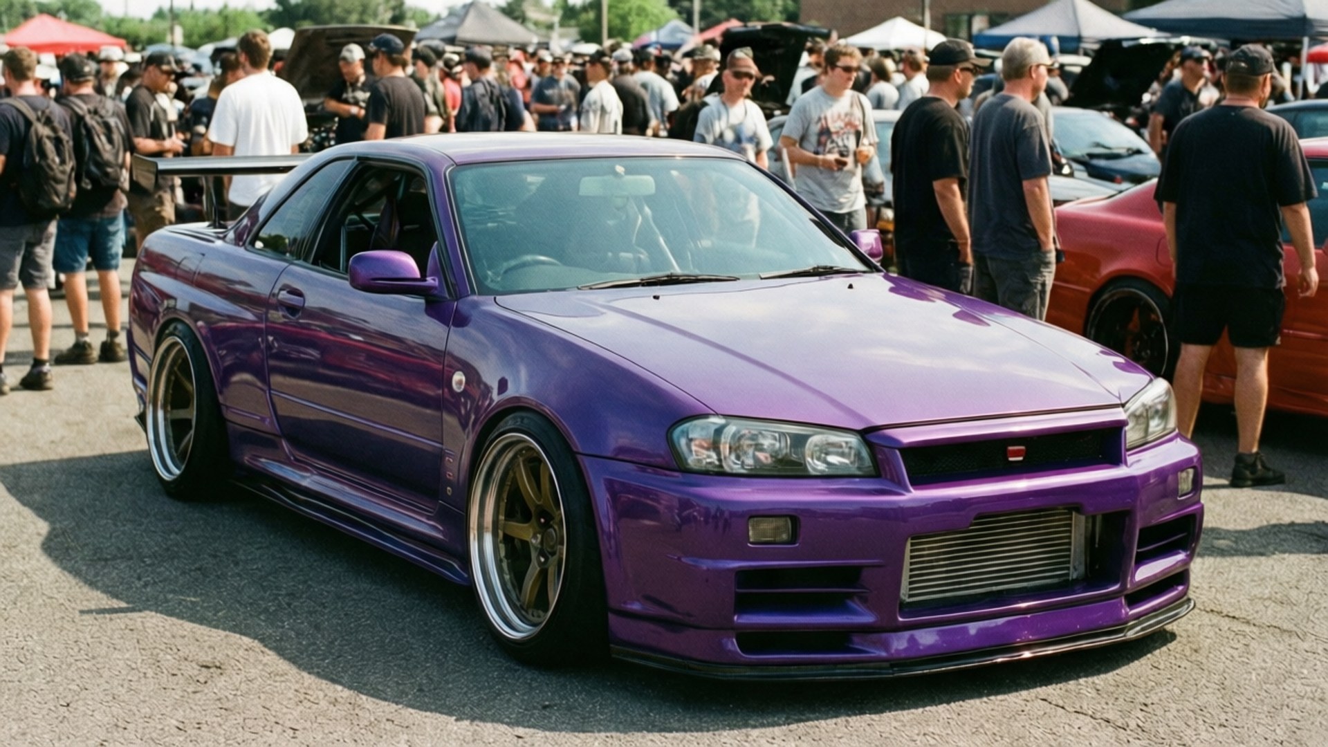 白天車展中，一輛紫色日產Skyline R34雙門轎跑車配備金色輪圈，周圍有人群。
