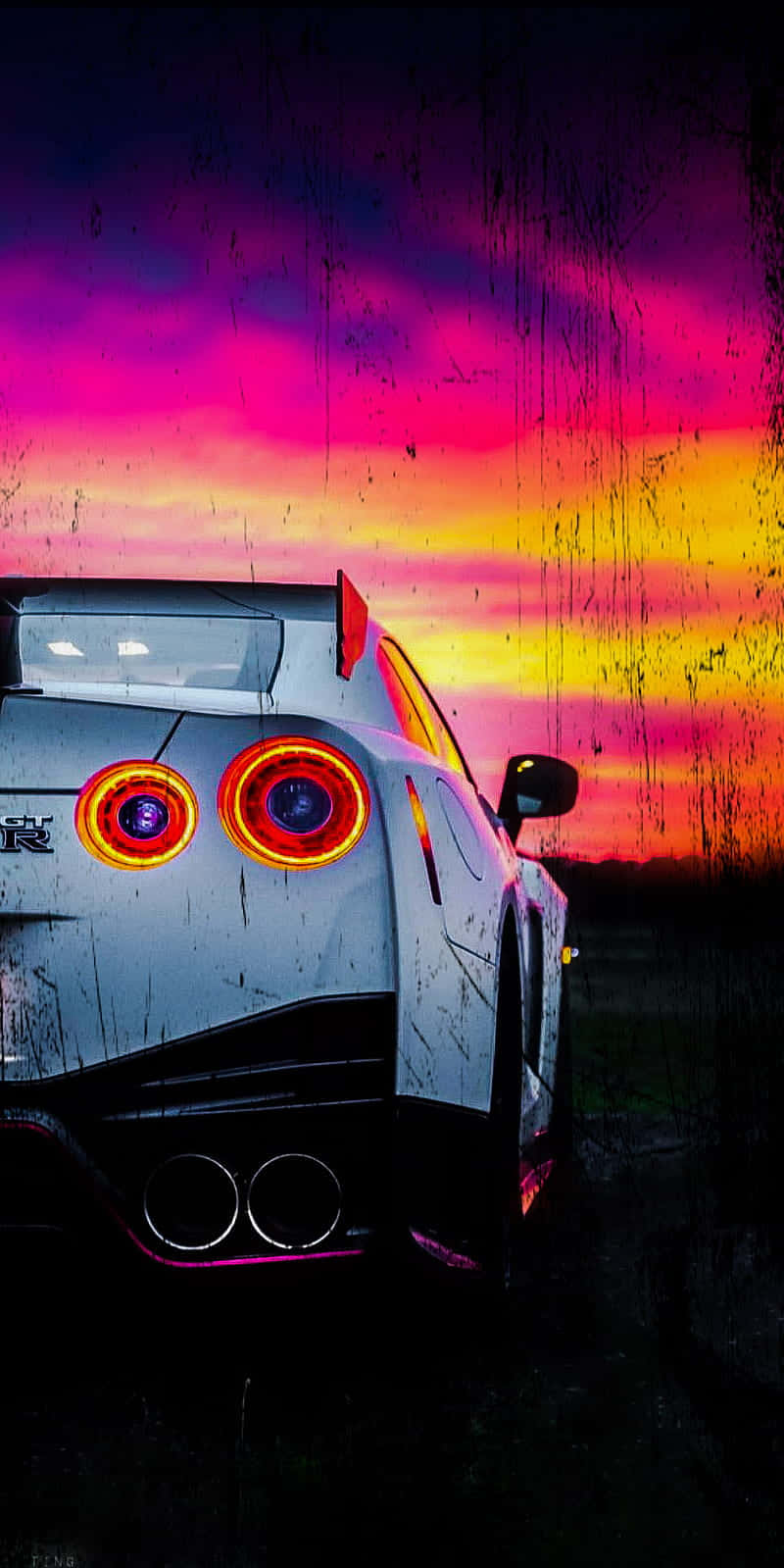 白色尼桑R35 GT-R後視圖 壁紙 — 一輛白色跑車帶有發光的圓形尾燈，矗立在充滿活力的粉紅、橙和紫色日落天空前。