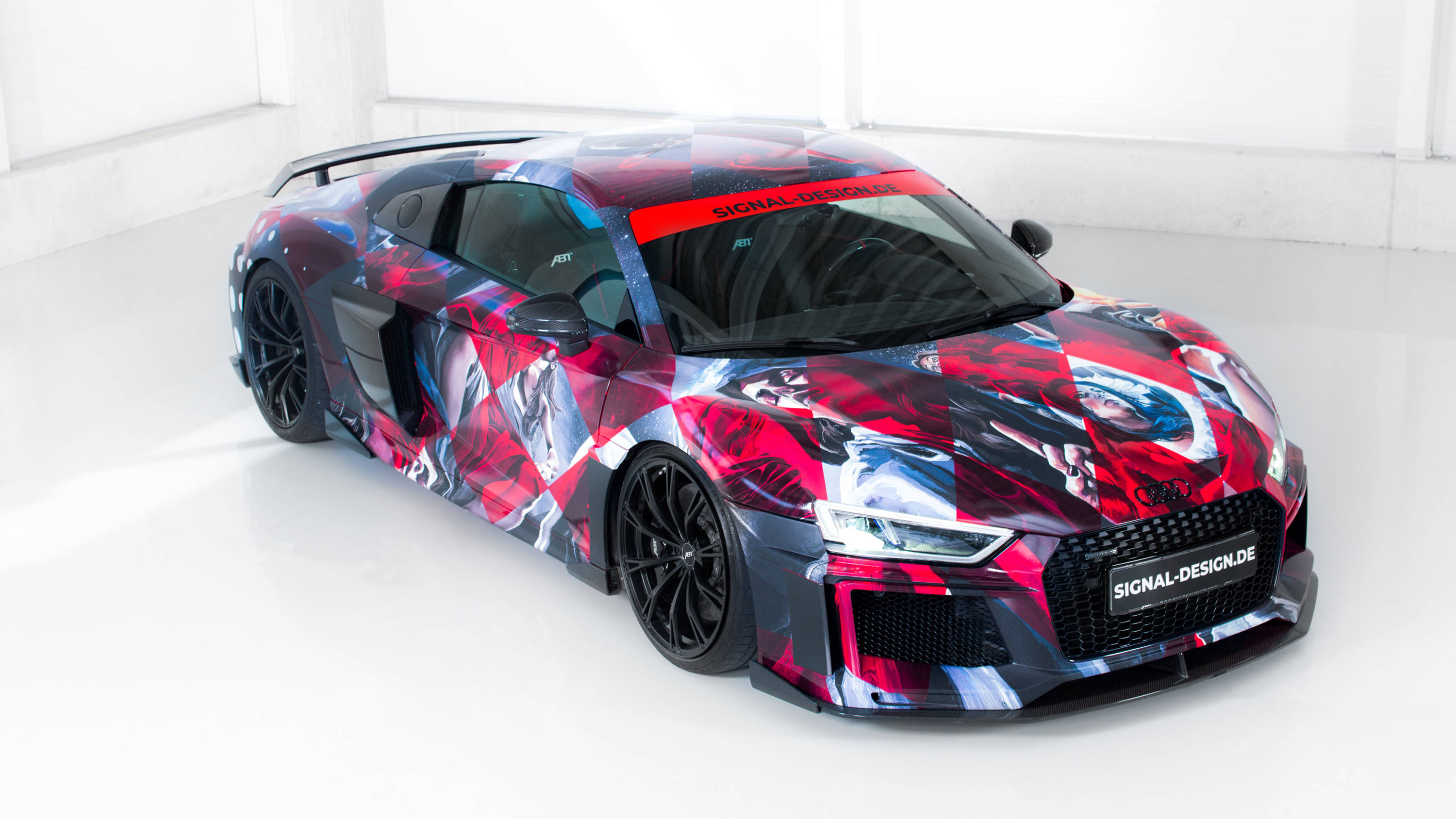奧迪R8幾何設計 壁紙 — Audi R8 跑車，帶有醒目的紅、藍、黑動漫風格圖案包膜，展示在明亮的極簡主義工作室中。
