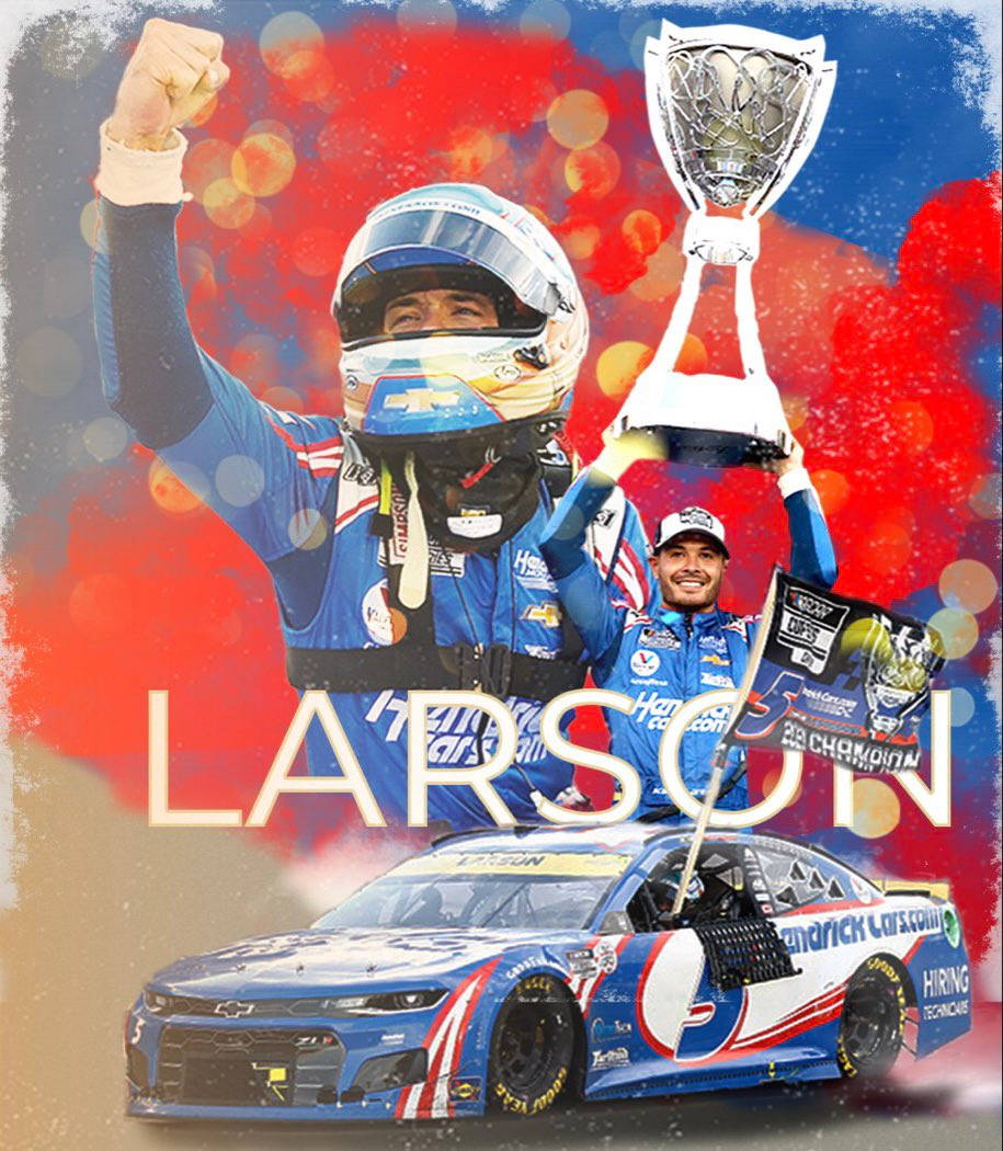凱爾·拉森手捧獎盃慶祝勝利 壁紙 — 賽車手Larson手持獎盃，下方是他的藍紅賽車，慶祝勝利。