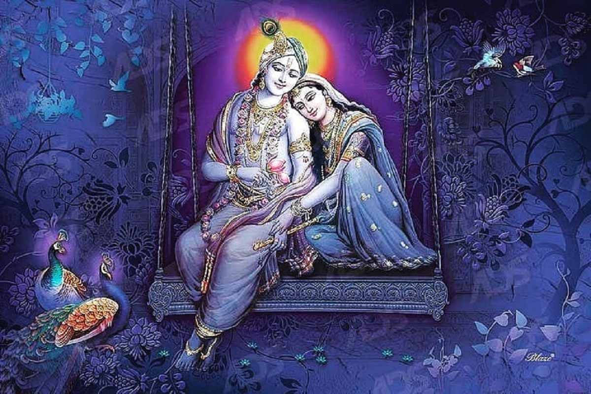 Radha-Krishna 紫色藝術 壁紙 — 一對神聖的夫婦坐在鞦韆上，身處神秘紫色花園，孔雀與鳥兒相伴，陽光普照。