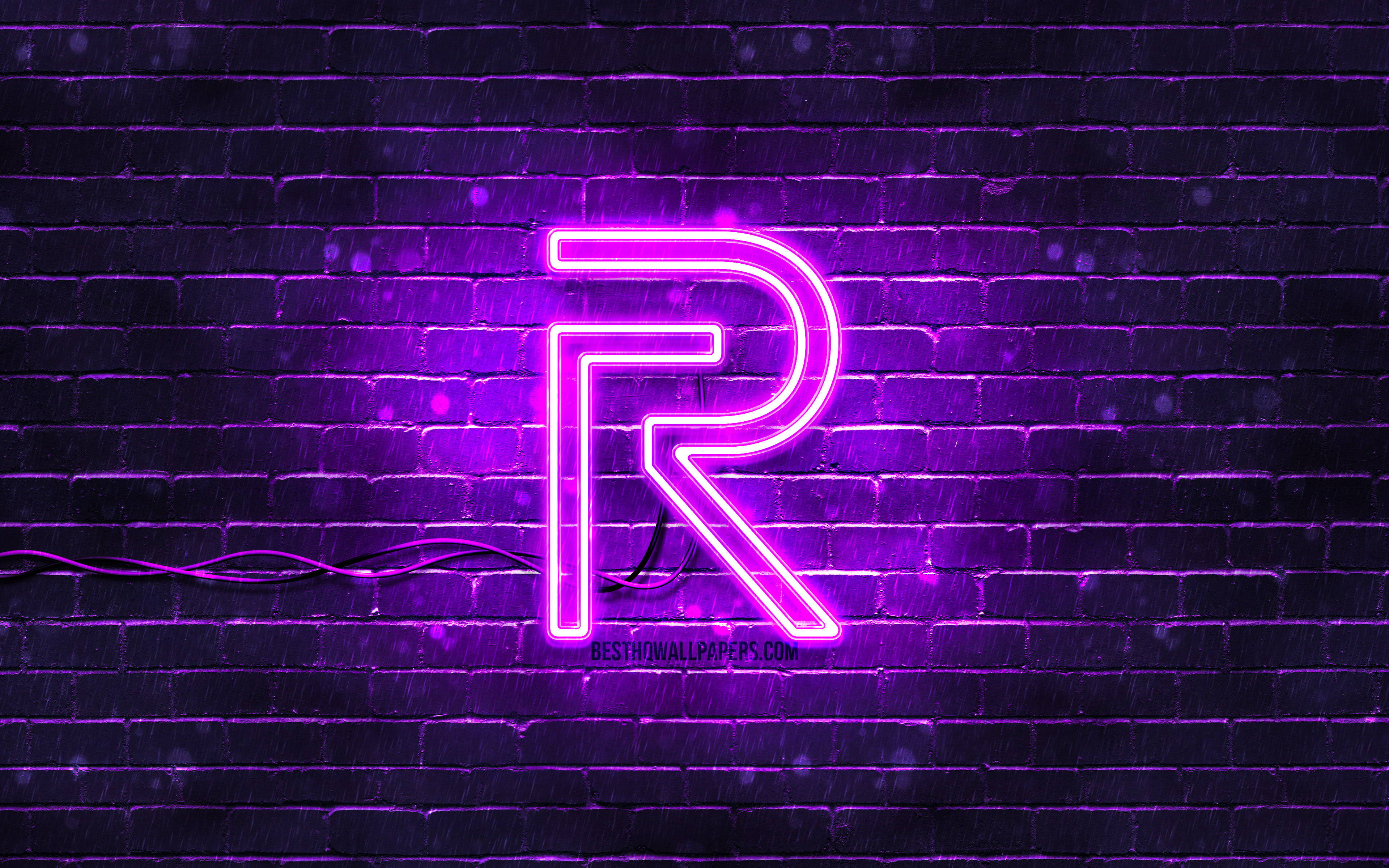 霓虹紫色招牌上的Radiant Realme標誌 壁紙 — 一個發光的粉紅色霓虹字母R在夜雨中將鮮豔的光芒投射在黑暗潮濕的磚牆上。