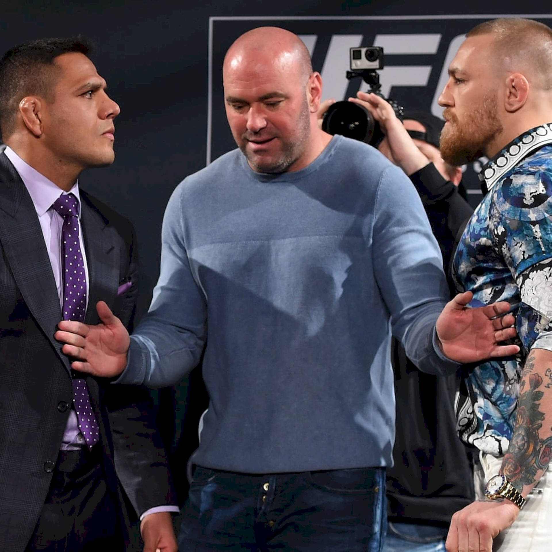UFC主席達納·懷特在記者會期間站在拳手康納·麥格雷戈與內特·迪亞茲之間。