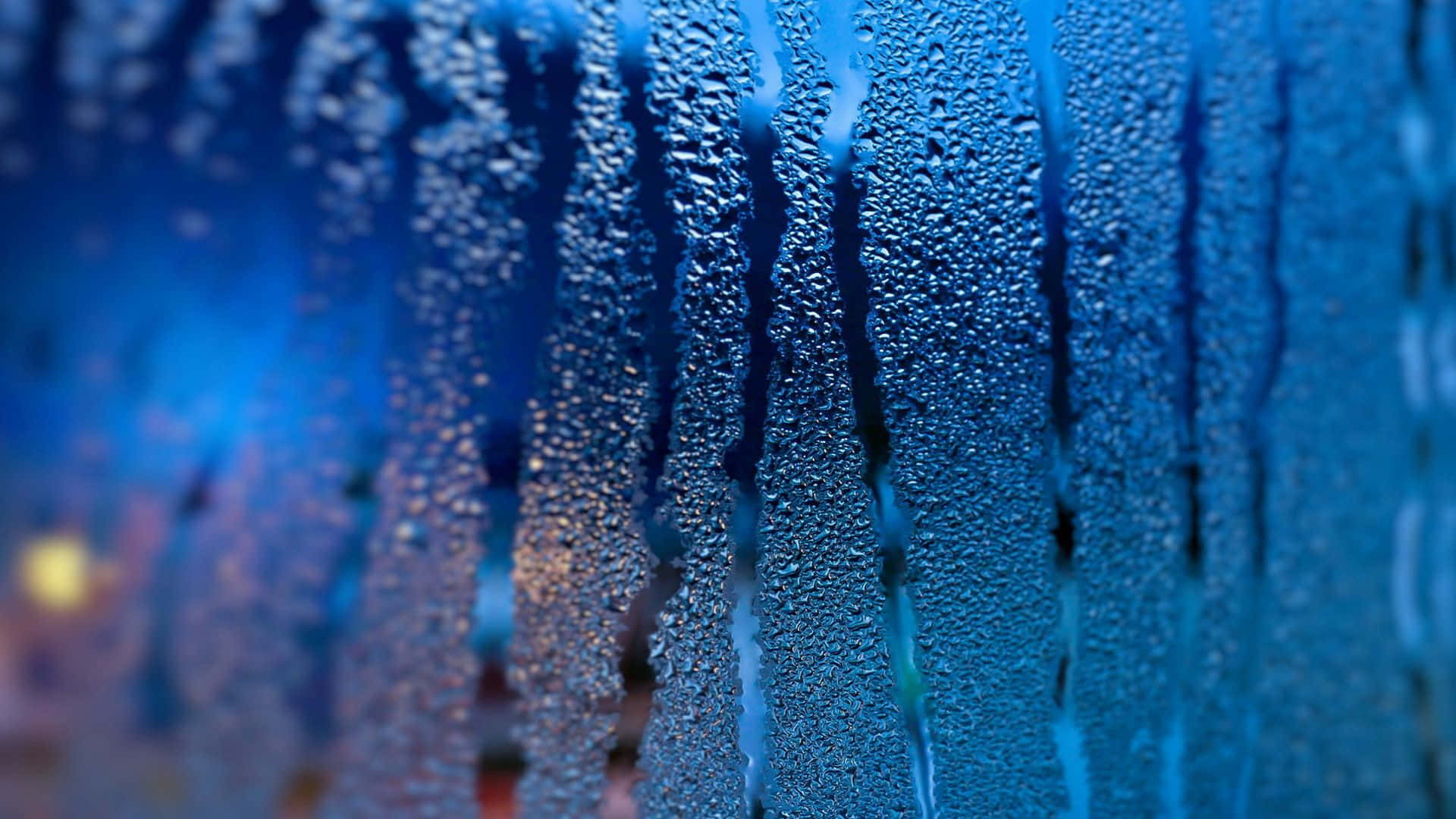 窗上的雨滴，背後是模糊的城市燈光。
