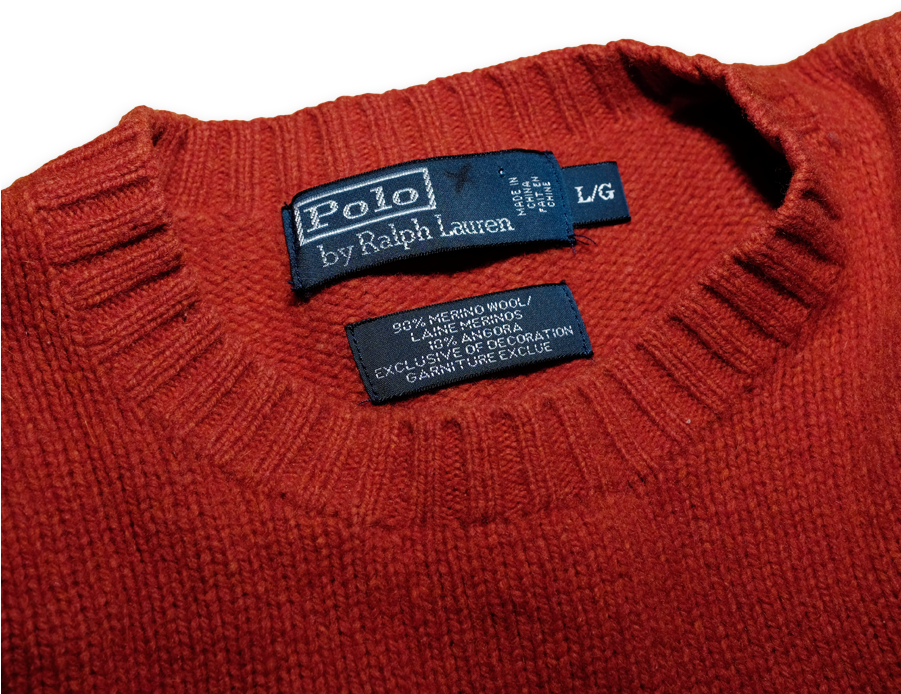 Ralph Lauren 紅色毛衣標籤特寫 壁紙 — 黑色背景上，一件濃郁紅色針織毛衣的領口特寫，顯示藍色Polo by Ralph Lauren標籤。
