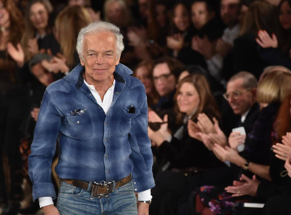 Ralph Lauren 最新時裝秀 壁紙 — 一位年長男士身穿藍色牛仔襯衫和牛仔褲，自信地走在天橋上，觀眾鼓掌觀看。