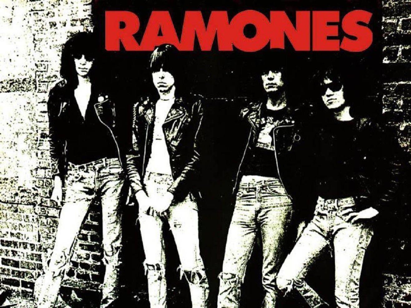 美國搖滾樂隊Ramones黑白插畫 壁紙 — 四個穿著皮褸和破爛牛仔褲的龐克搖滾樂手，站在磚牆前，上方有粗體紅色RAMONES字樣。