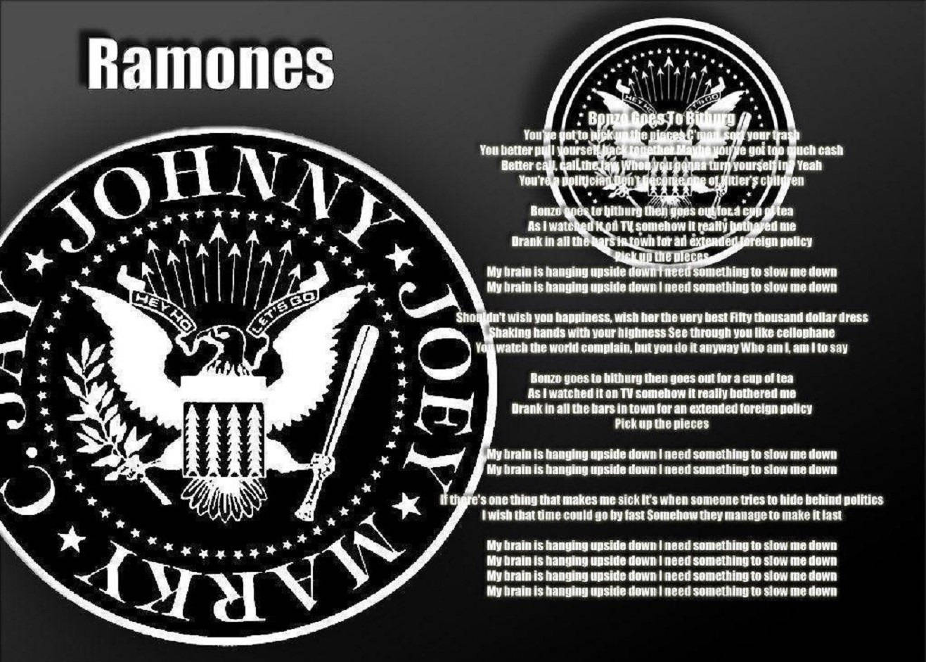 Ramones 樂隊標誌、鷹徽及歌詞在深色背景上。