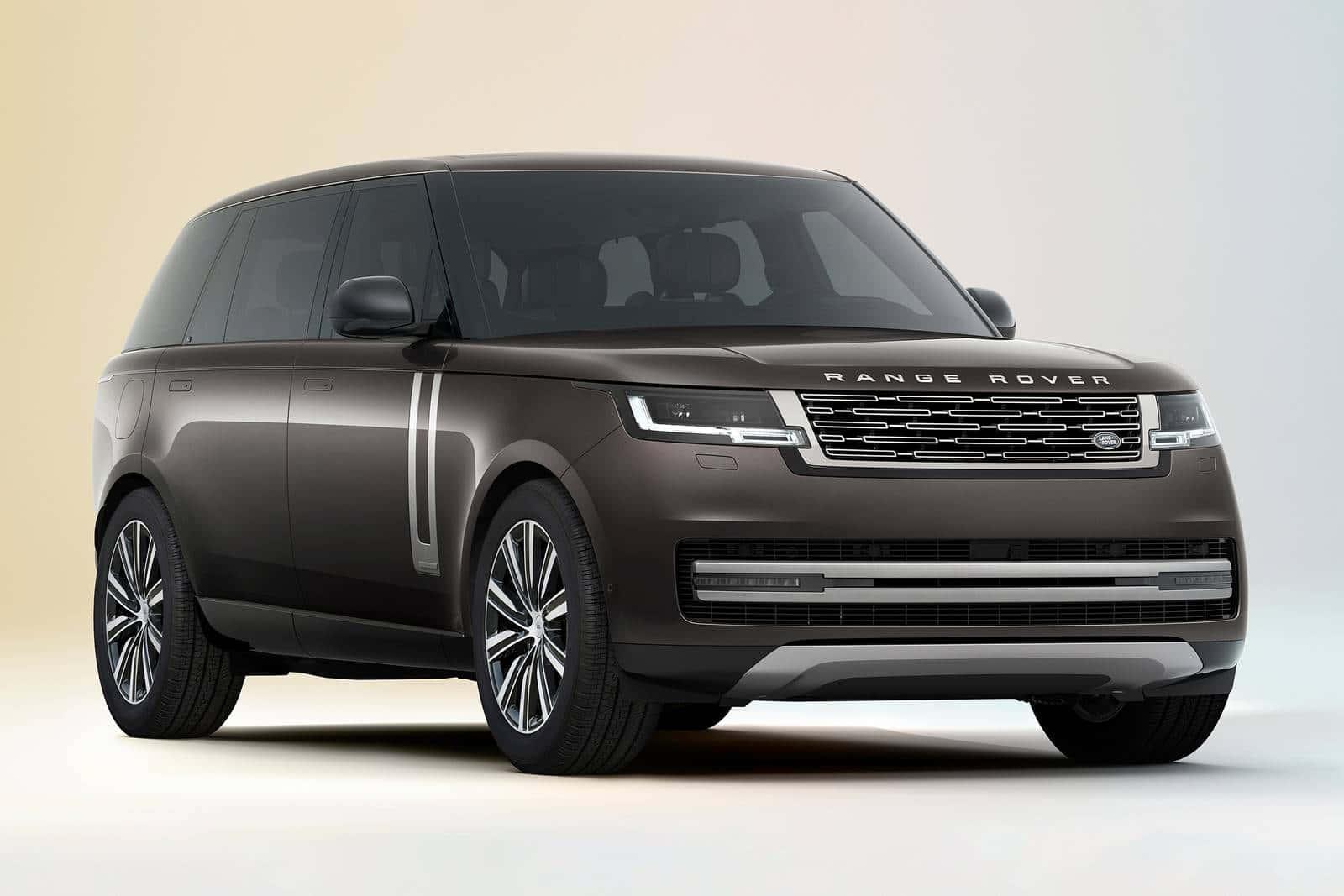 Range Rover - 路上奢華體驗 壁紙 — 一輛時尚的啞光棕色Range Rover SUV在極簡主義工作室中展示，配有柔和漸變燈光。