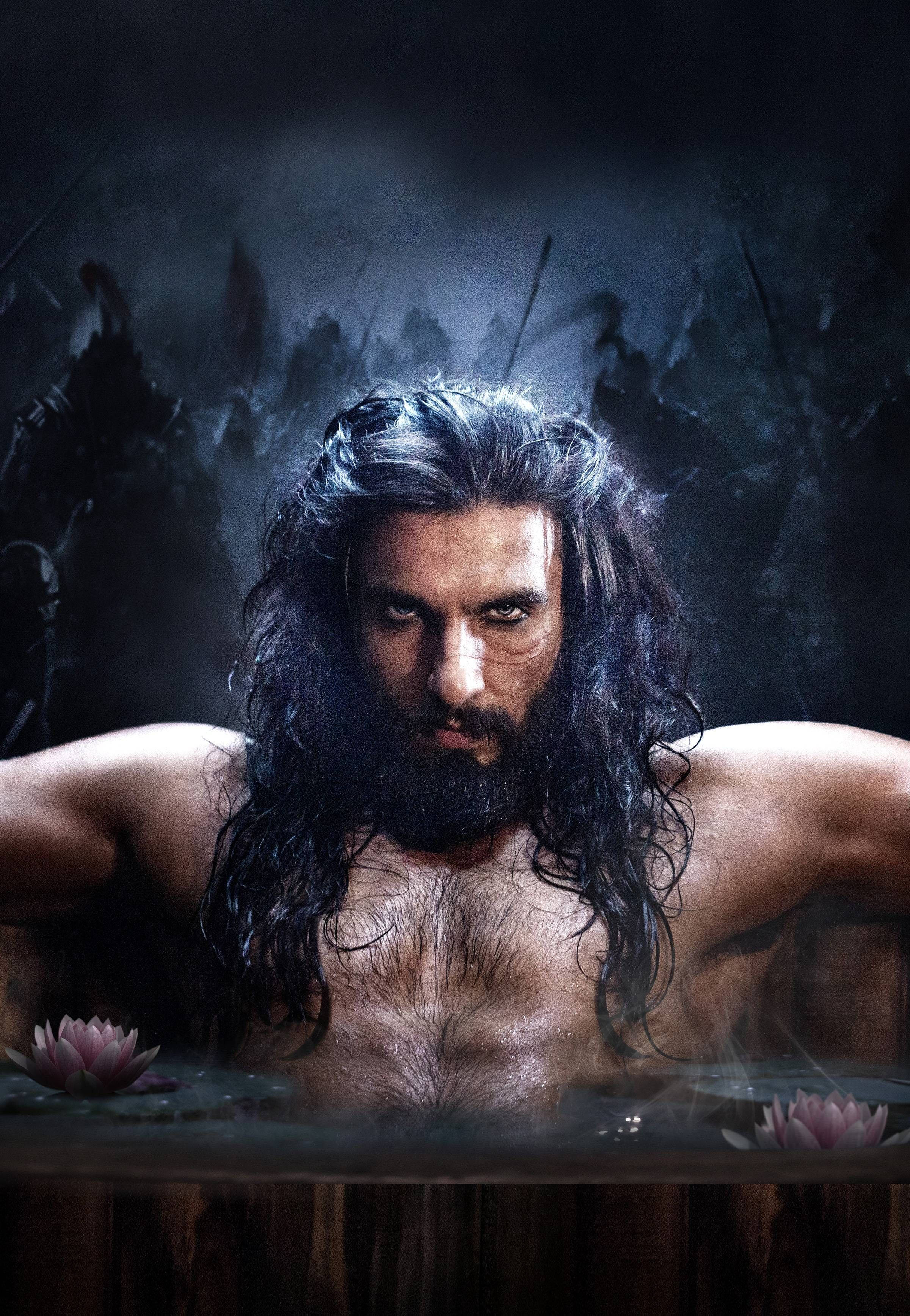 Ranveer Singh 在電影《Padmaavat》中的造型 壁紙 — 一位鬍鬚戰士濕髮從黑暗的水中浮現，周圍環繞著蓮花和背景中的陰影士兵。