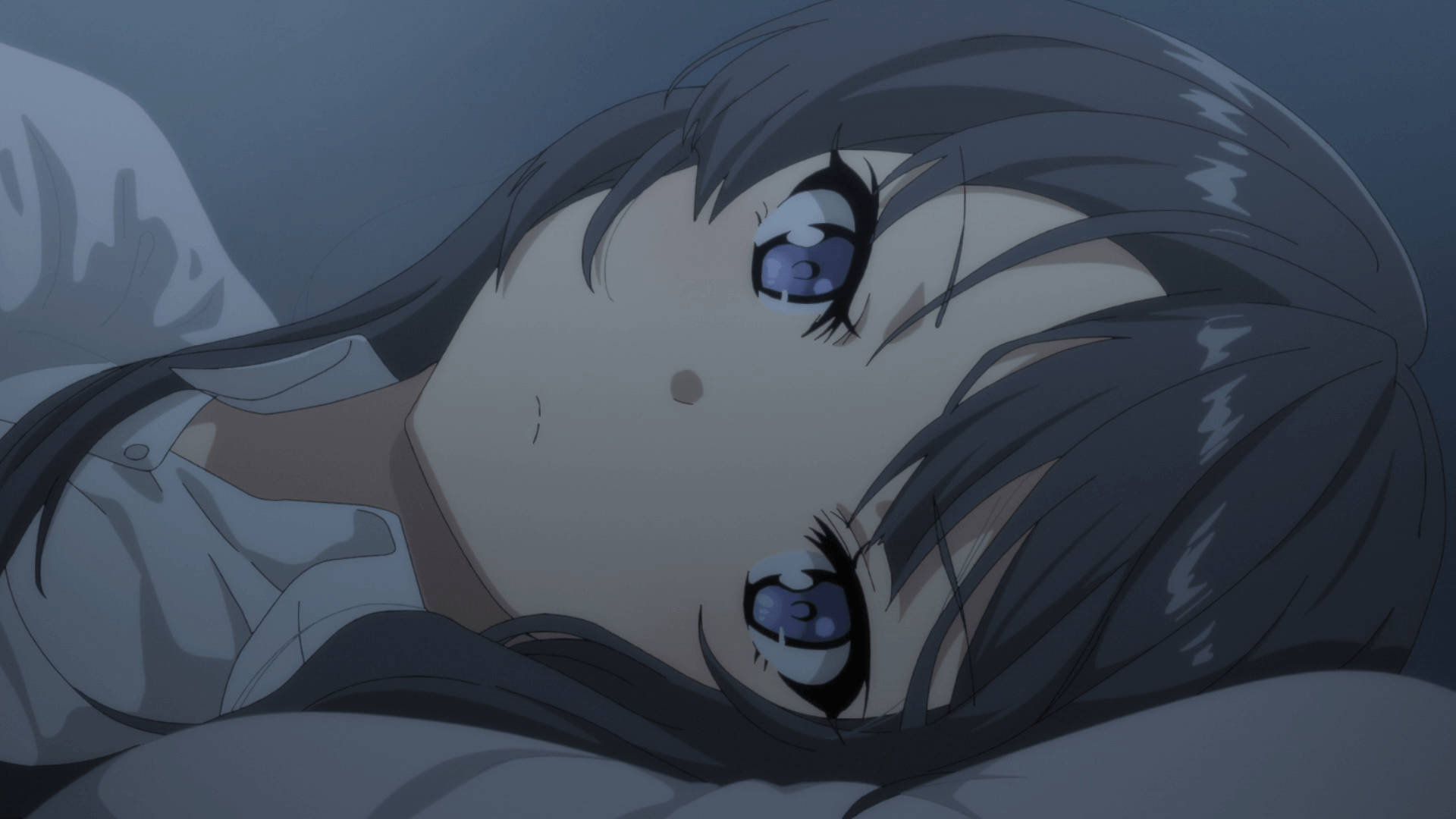 在昏暗燈光下躺在床上的藍眼動漫女孩。