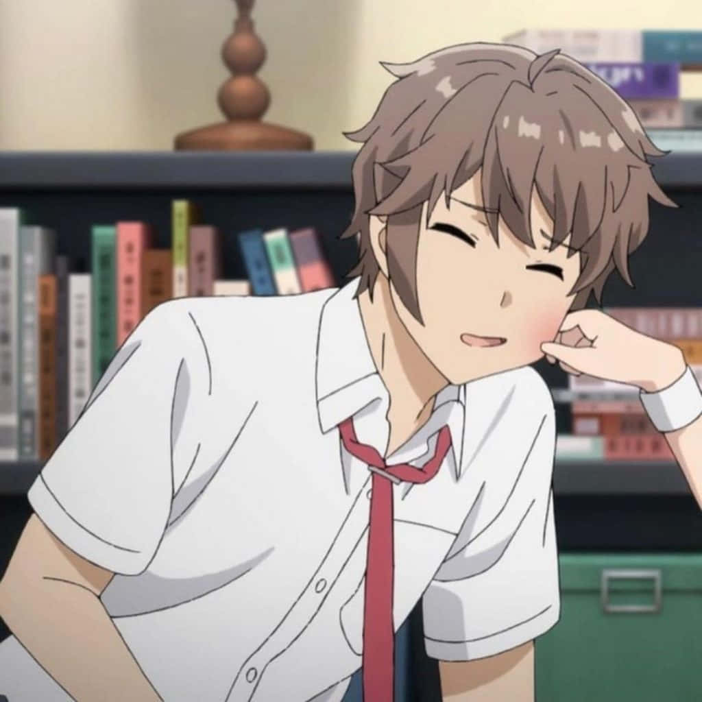 《Rascal Does Not Dream of Bunny Girl Senpai》薩庫塔·朝倉 配對頭像 壁紙 — 身穿白襯衫、打紅領帶的動漫男孩，在書架旁用手托腮，害羞地微笑。