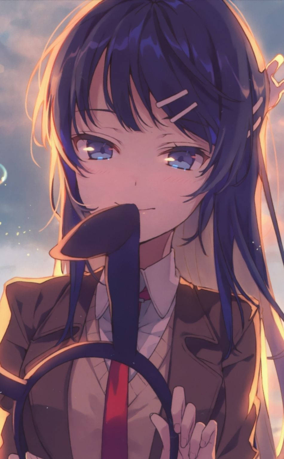 穿著校服的動漫女孩在日落時持劍。