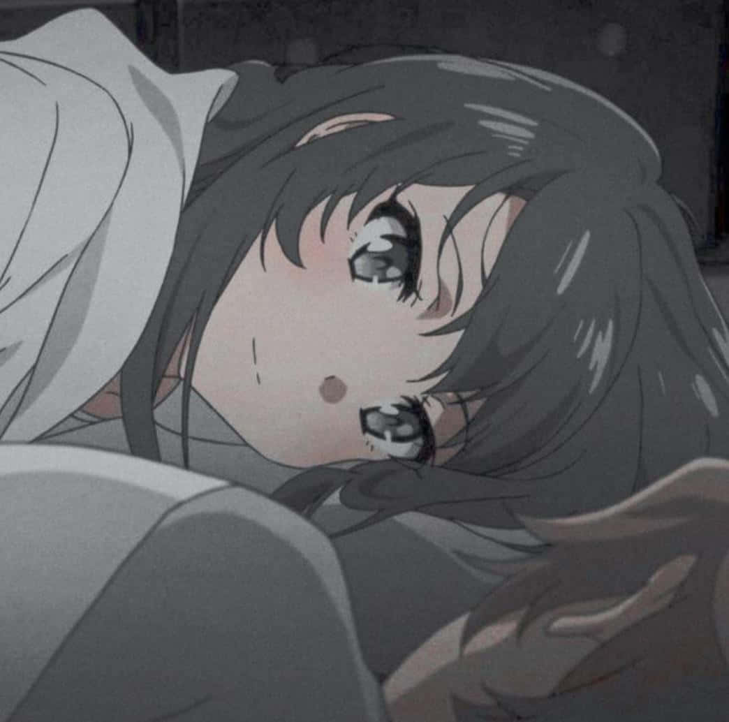 《Rascal Does Not Dream of Bunny Girl Senpai》櫻島麻衣 配對頭像 壁紙 — 一個特寫動漫女孩，深色頭髮和大眼睛，躺在白色毯子下的床上，看起來受驚或害怕。