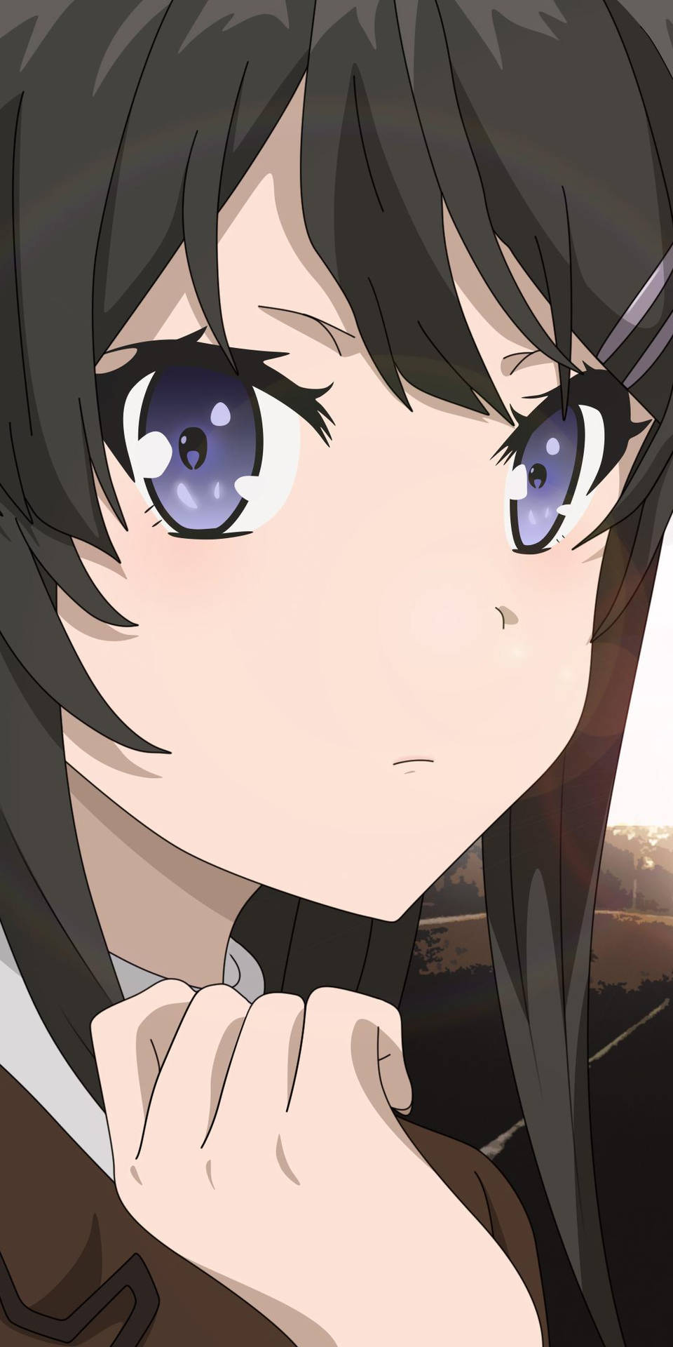 紫眼黑髮動漫少女，手靠近下巴，若有所思地看著觀眾。