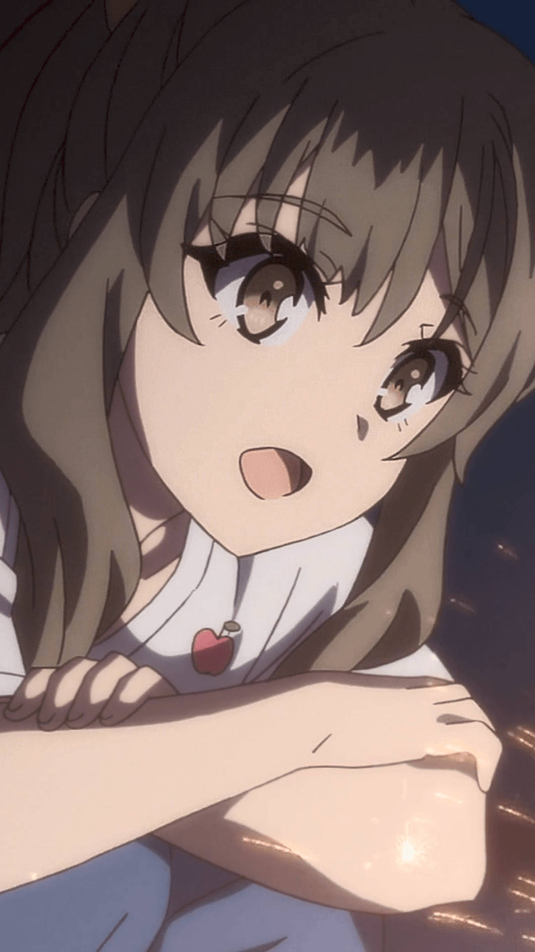 棕色頭髮和大眼睛的動漫女孩，雙手交叉向前傾，看起來很驚訝。
