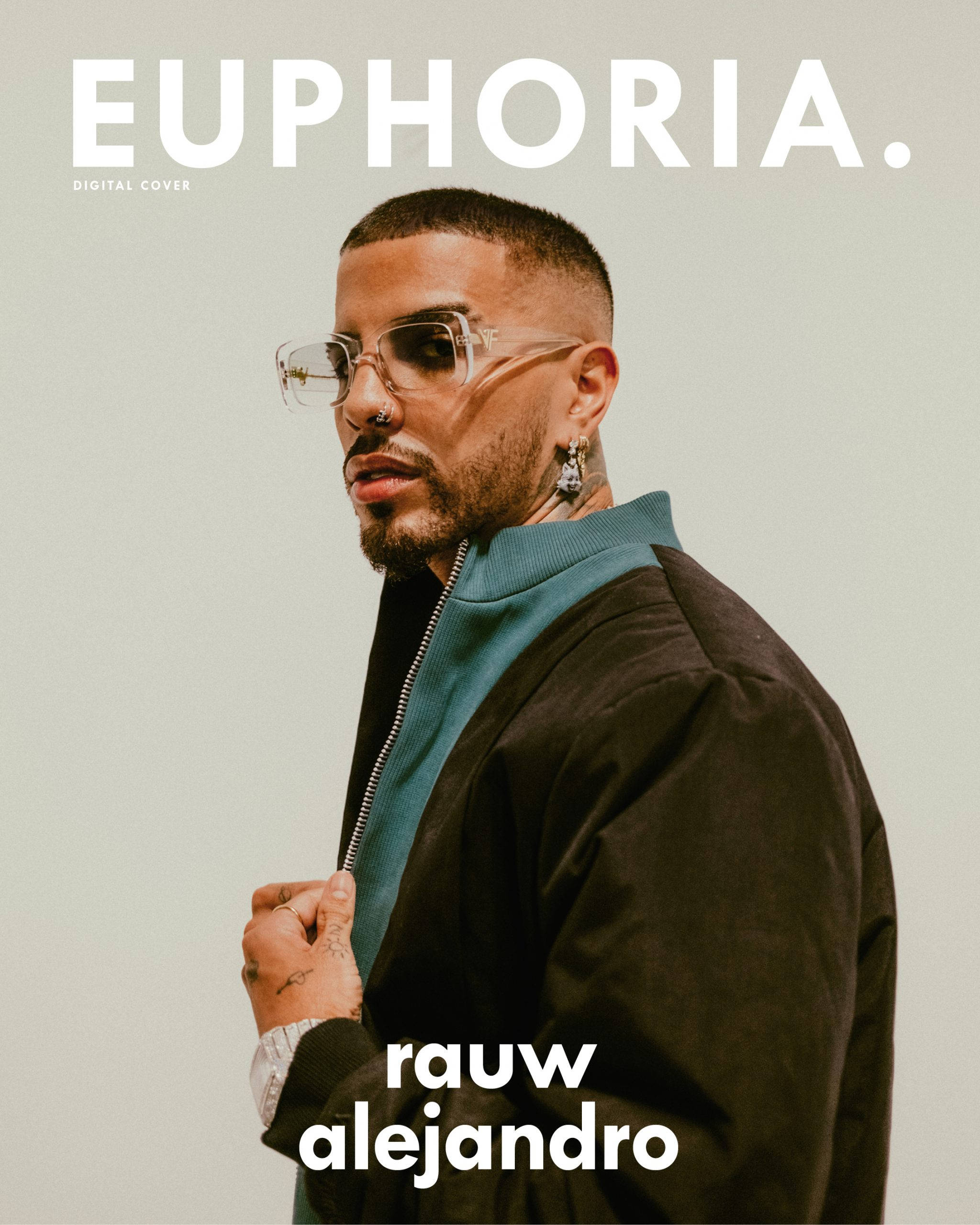 Rauw Alejandro《Euphoria》封面 壁紙 — 一位時尚男士，帶有紋身和透明眼鏡，在純色背景前自信地擺出多層次穿搭的姿勢。