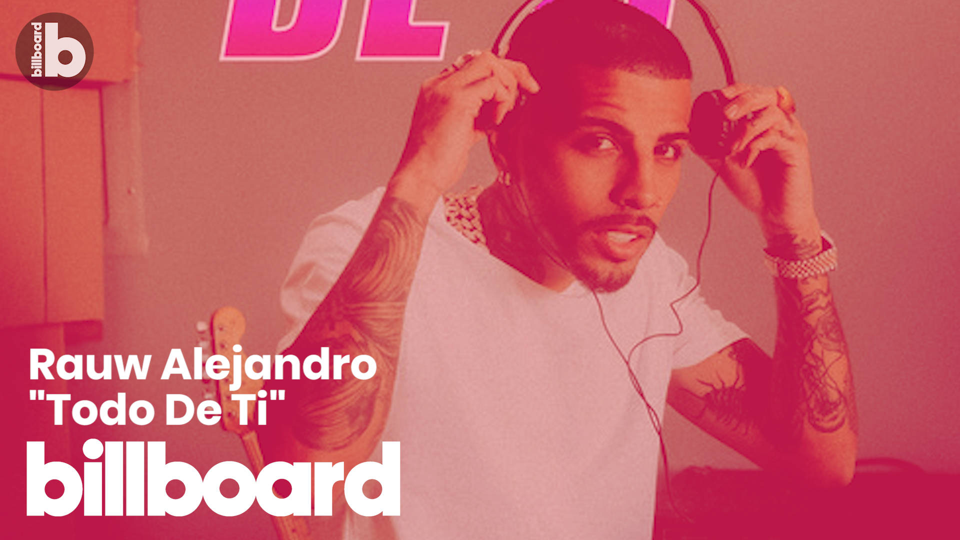 Rauw Alejandro 「Todo De Ti」海報 壁紙 — 一名有紋身的男子在帶有Billboard文字的粉紅色背景中調整耳機。