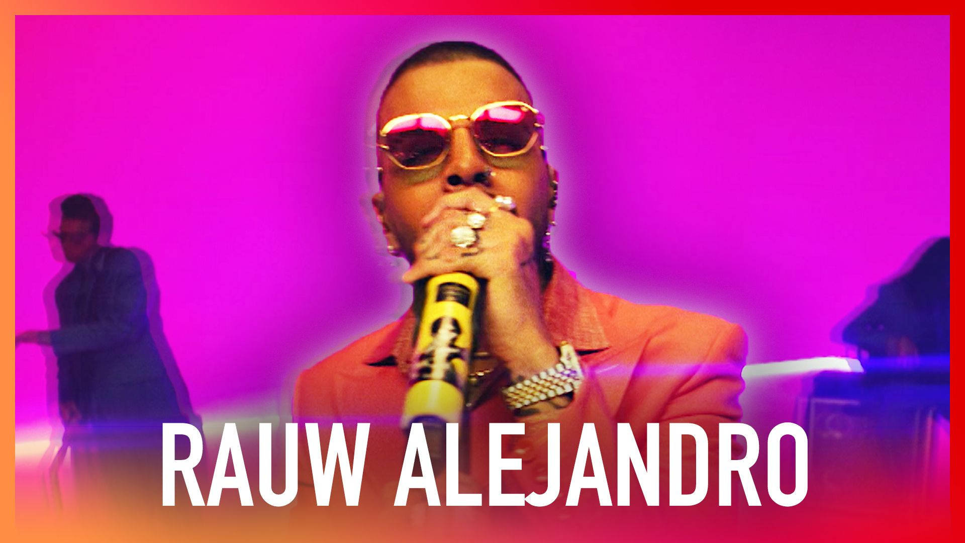 Rauw Alejandro 熱粉紅海報 壁紙 — 一位戴著粉紅色太陽眼鏡和橙色外套的說唱歌手，在充滿活力的洋紅色背景前對著麥克風表演。