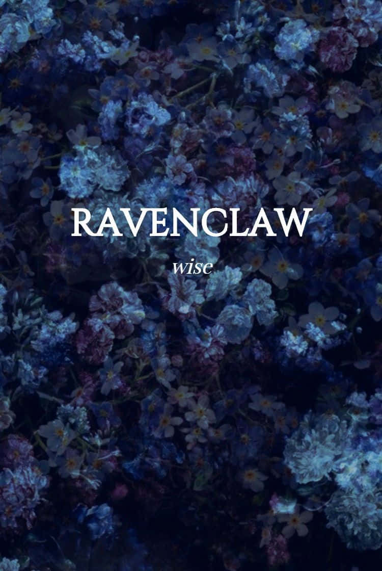擁抱智慧與機智 — Ravenclaw 風格 壁紙 — 一片密集的藍色和紫色勿忘我花田，上面有白色文字寫著Ravenclaw wise。