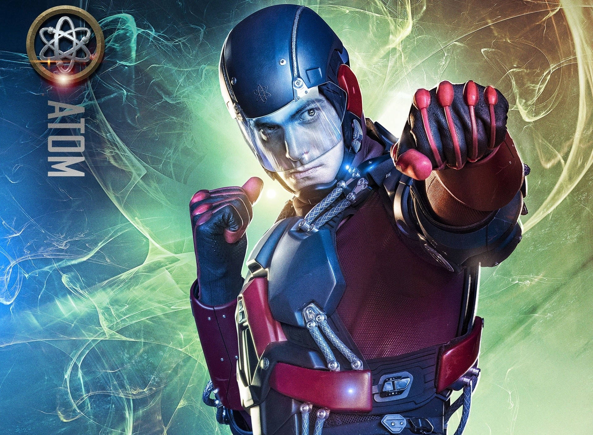 《明日傳奇》中的 Ray Palmer 壁紙 — 一個身穿紅黑色戰衣的超級英雄，身後有發光的綠色能量旋轉。