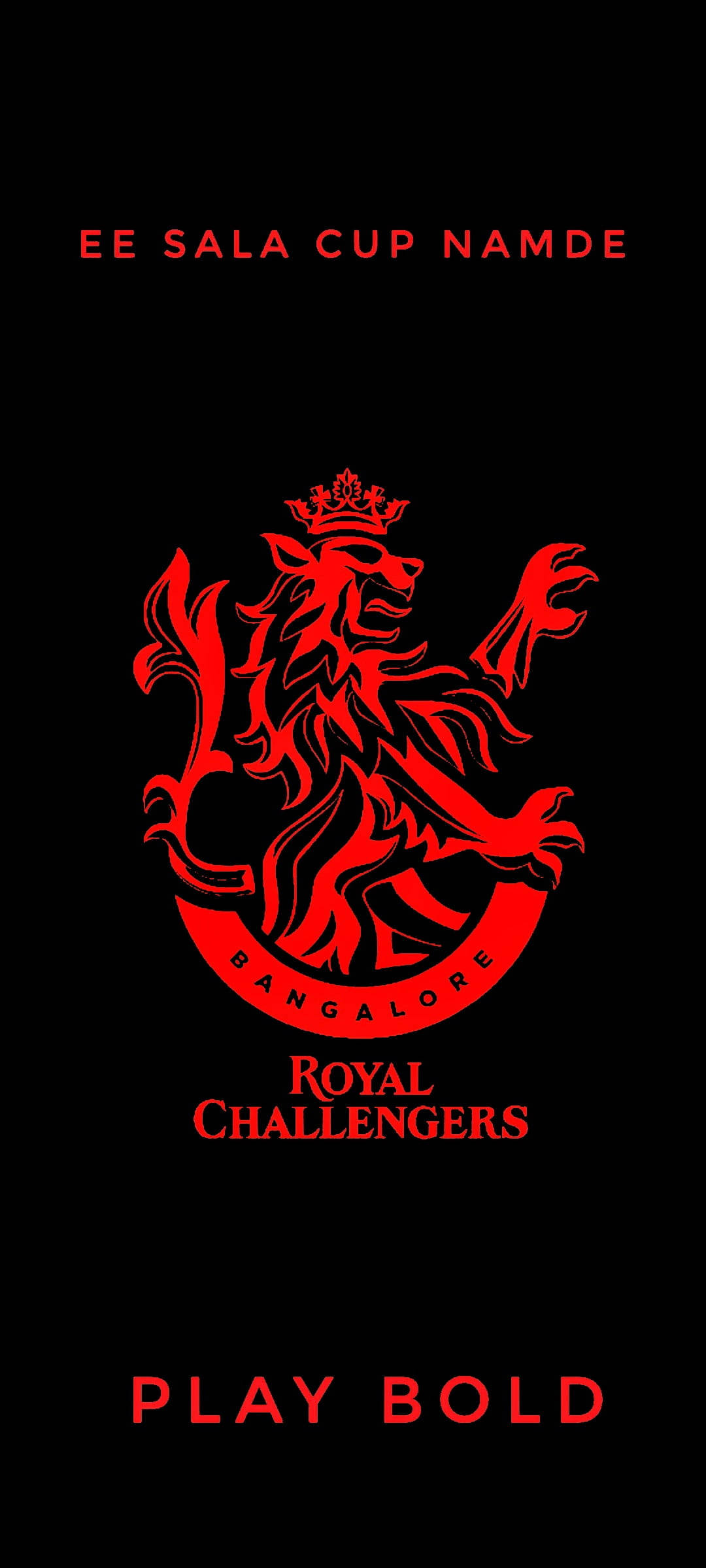 RCB 紅獅板球隊隊徽 壁紙 — 一個大膽的紅色皇冠獅子標誌，黑色背景，附有皇家挑戰者班加羅爾板球隊的文字。
