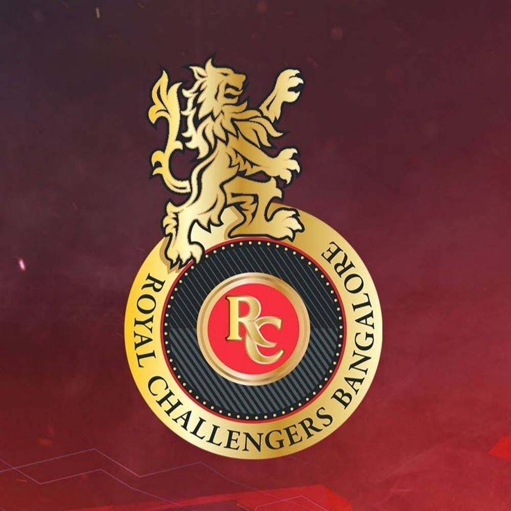 RCB 優雅金獅隊徽 壁紙 — 一隻金色獅子矗立在 Royal Challengers Bangalore 標誌之上，背景為豐富的酒紅色紋理背景。
