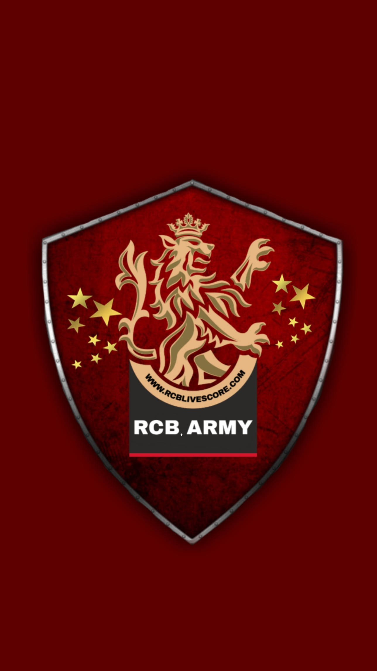 RCB 獅盾隊徽 壁紙 — 一隻金色戴冠獅子立於有紋理的紅色盾牌上，周圍環繞星星，下方有「RCB ARMY」文字。
