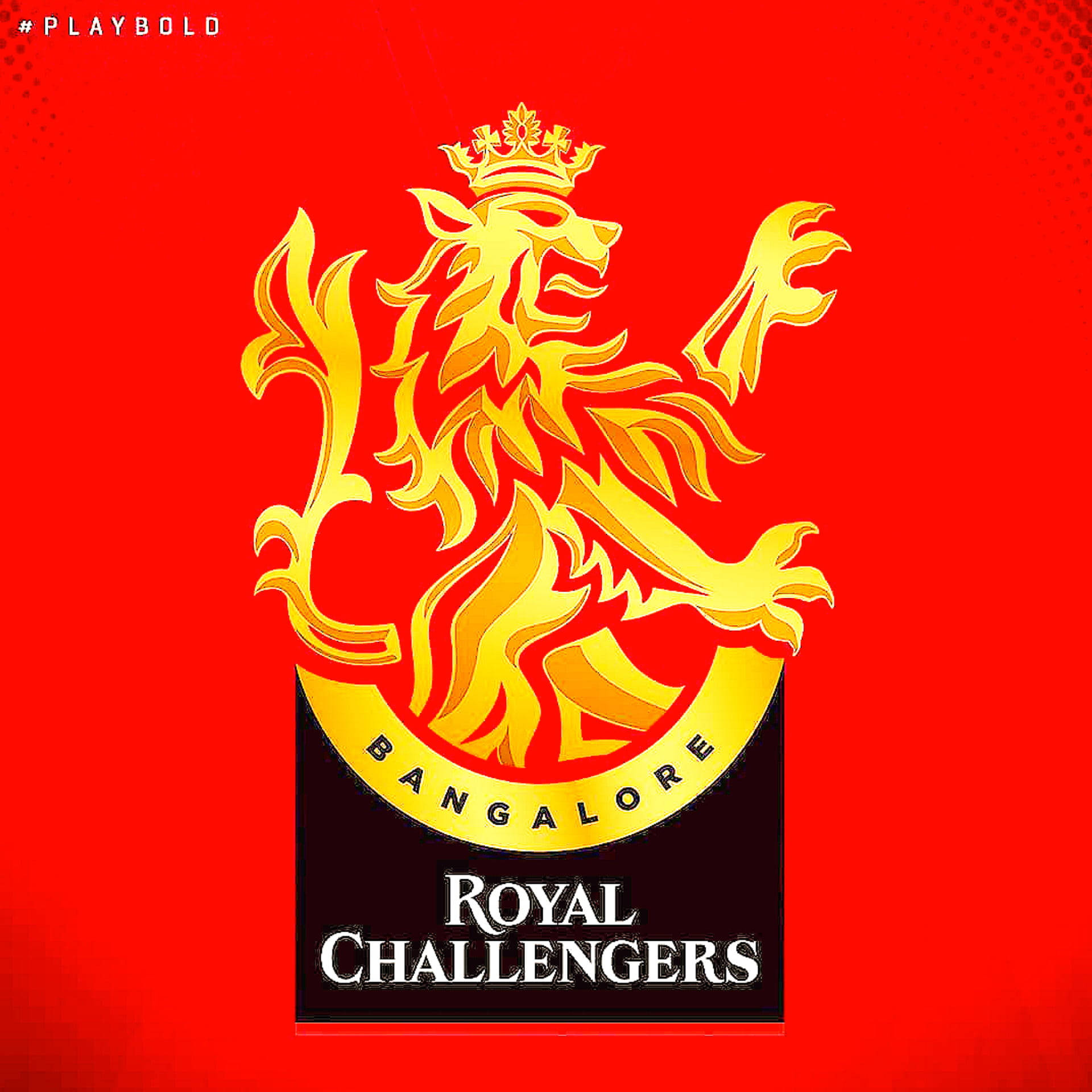 RCB 金色獅子隊徽 壁紙 — 金色皇冠獅子標誌，帶有 'Bangalore Royal Challengers' 文字，背景為鮮紅色。