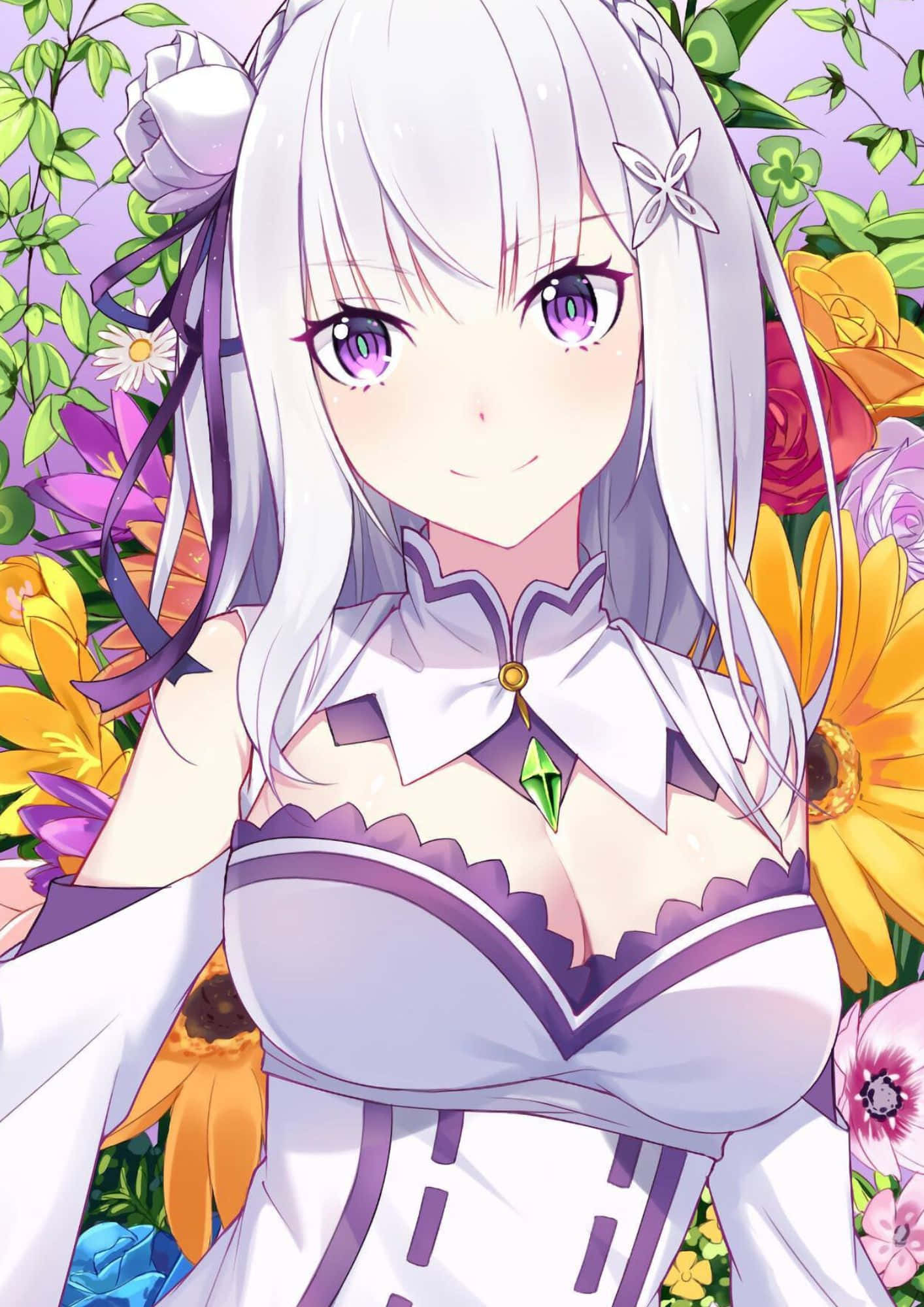 《Re:Zero》中的艾米莉亞——微笑優雅 壁紙 — 一位開朗的動漫女孩，白髮紫眼，在色彩繽紛的花園中微笑。