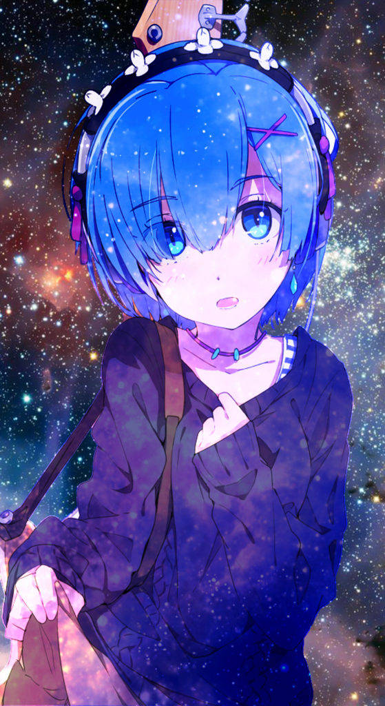 Re:Zero 的 Rem 與星系手機背景 壁紙 — 一位藍髮動漫女孩戴著耳機，溫柔地凝視著閃爍的宇宙星空背景。