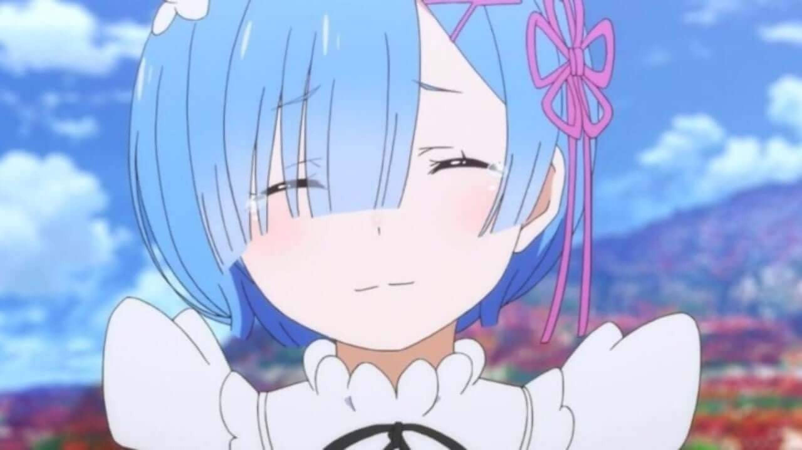 Re:Zero 莉姆·艾拉 動漫頭像 壁紙 — 一個開心的動漫女孩，藍色頭髮和粉紅色蝴蝶結，在明亮的藍天和蓬鬆的雲朵下溫柔微笑。