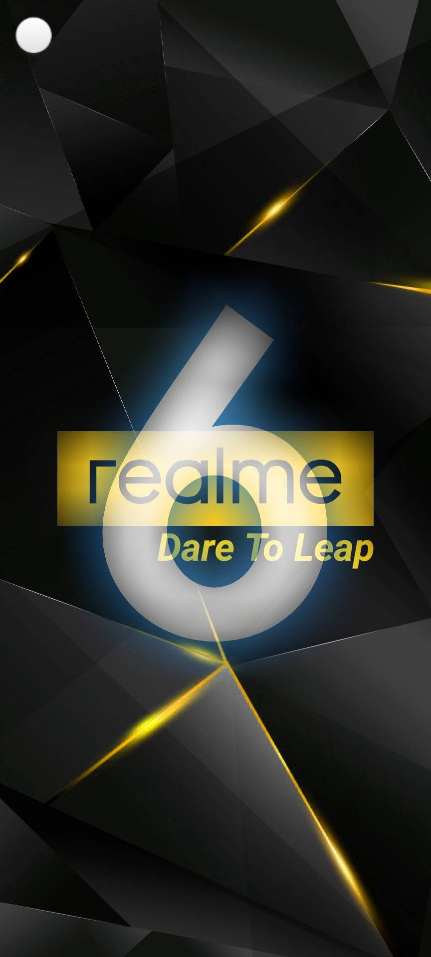 Realme 標誌 Dare to Leap 6 壁紙 — 時尚黑色幾何牆紙，帶有發光的金色線條和一個帶有 realme 品牌標誌的白色大數字六。