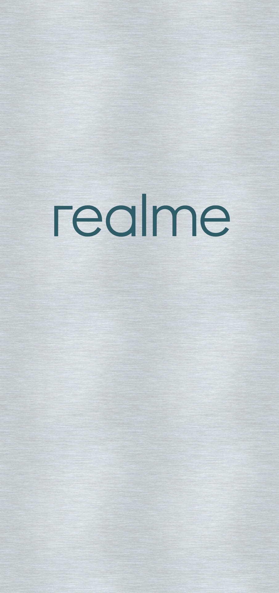 拉絲銀色金屬背景上的青綠色 Realme 標誌。