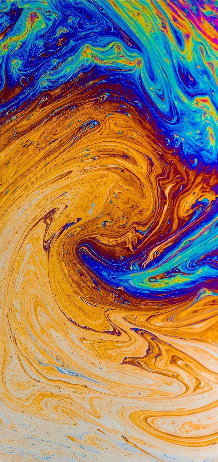 Realme 酸性藝術 壁紙 — 充滿活力的旋轉抽象顏料流動，動態地融合火熱的橙色、藍色和黃色，形成迷人的宇宙漩渦。