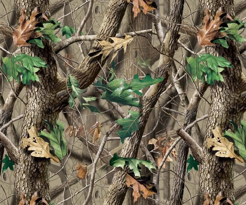 Realtree迷彩綠色硬木 壁紙 — 模仿茂密森林的迷彩圖案，具有紋理樹幹、綠色和棕色樹葉以及纏繞的樹枝。