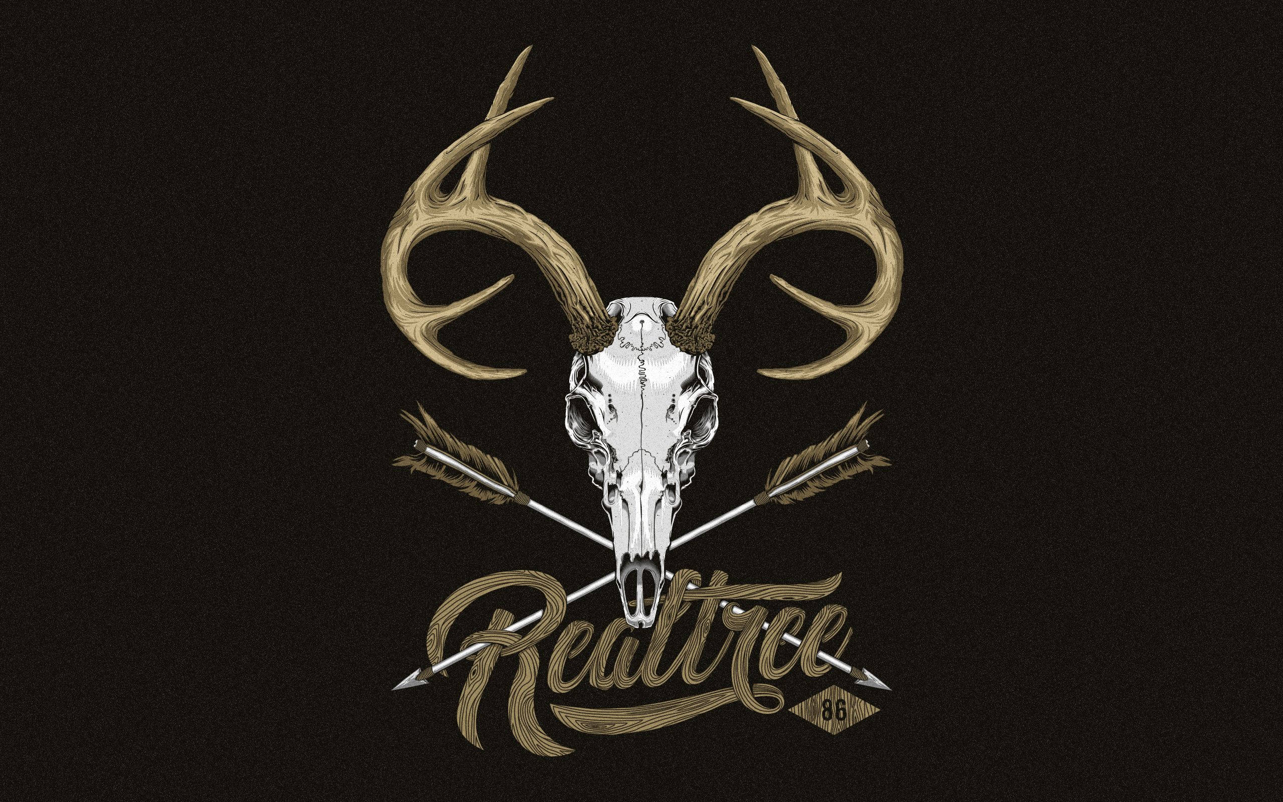 Realtree 迷彩鹿頭骨 壁紙 — 一個風格化的鹿頭骨，帶有大型鹿角和交叉箭頭，置於深色紋理背景上，並帶有 'Realtree' 品牌標誌。