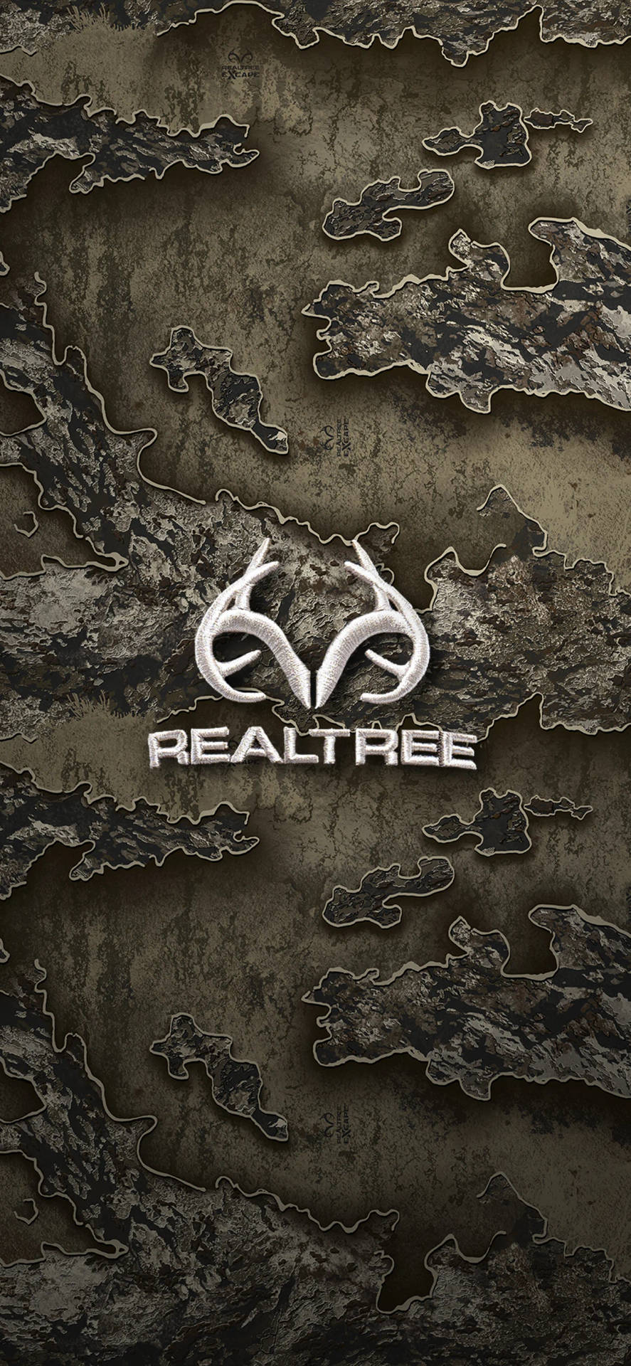 迷彩背景上帶有銀色鹿角的Realtree標誌