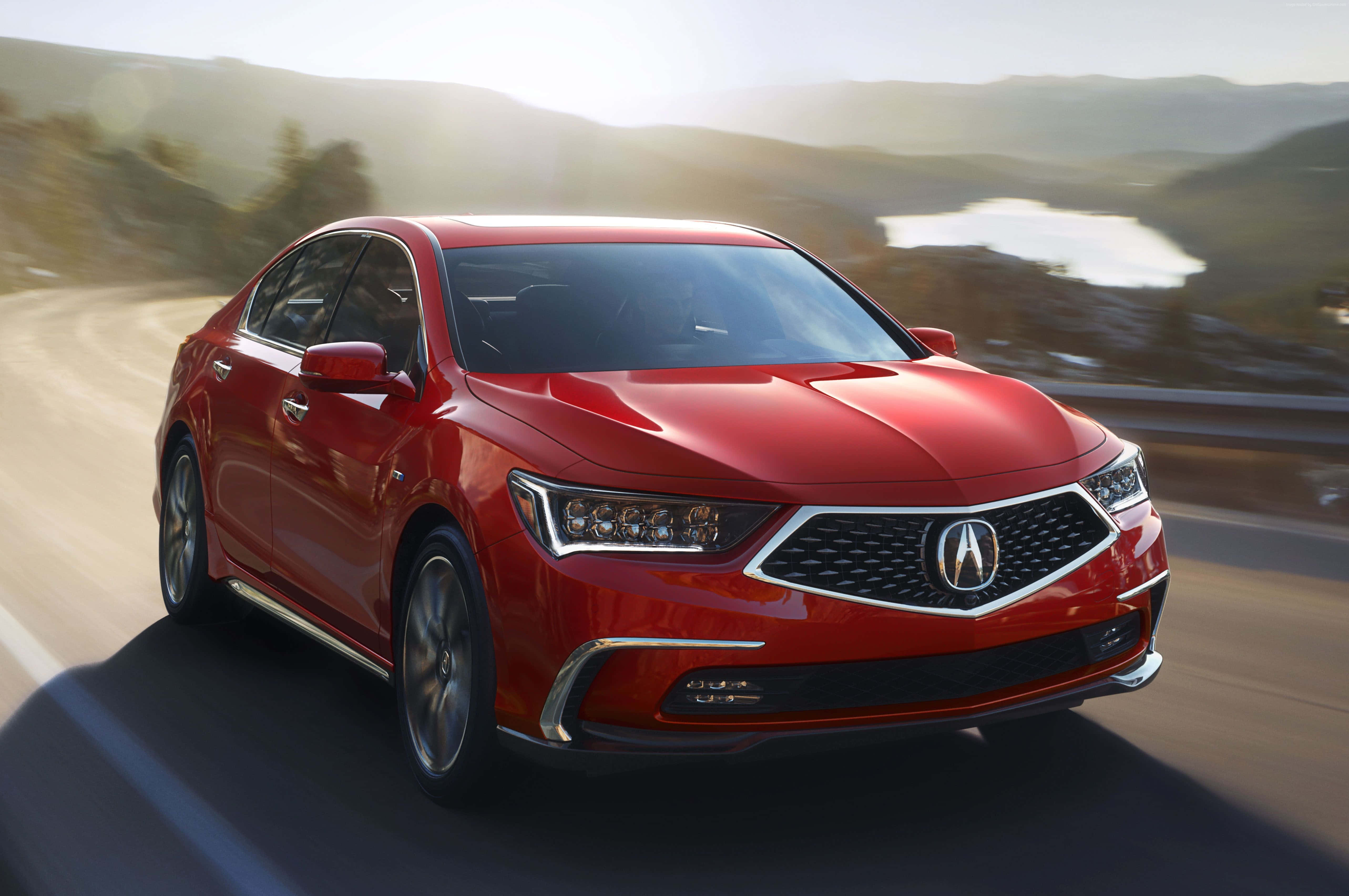 Acura Rlx 桌布 壁紙 — 一輛鮮紅色的Acura房車在黃金時段沿著蜿蜒的山路疾馳，背景模糊。