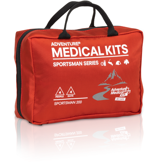 Red Adventure Medical Kit Sportsman Series 壁紙 — 一個紅色Adventure Medical Kits Sportsman 200急救袋，帶黑色手柄和白色文字圖案，顯示在白色背景上並帶有反射效果。