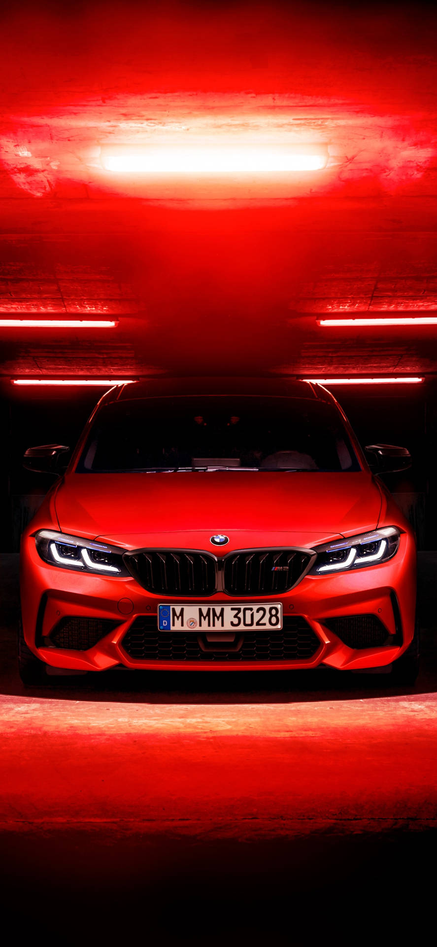 紅色BMW M2跑車在隧道中，帶有紅色燈光和發光的水平線條。