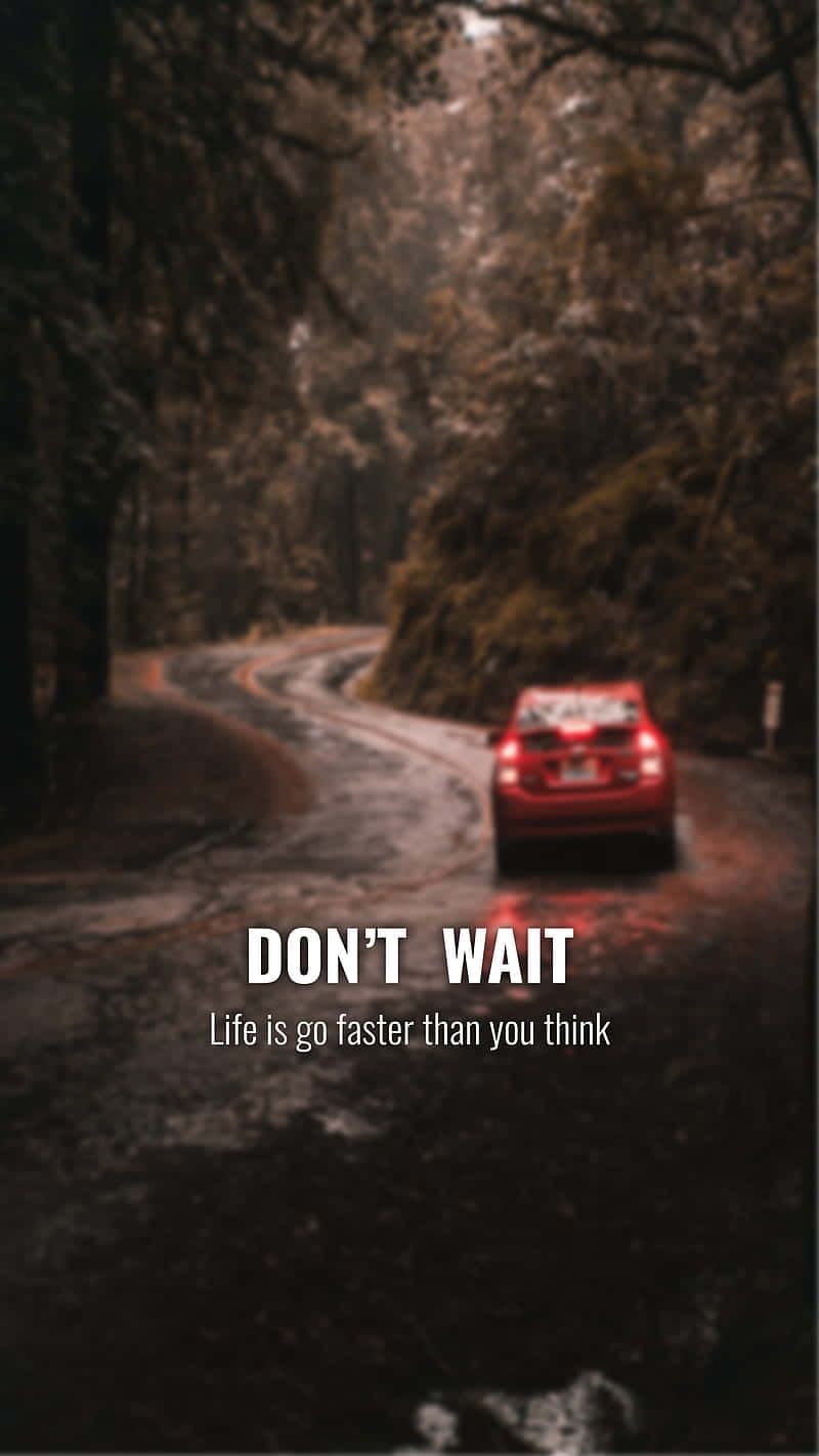  壁紙 — 一輛紅色汽車在黃昏時分行駛在蜿蜒的森林道路上，帶有勵志文字疊加。