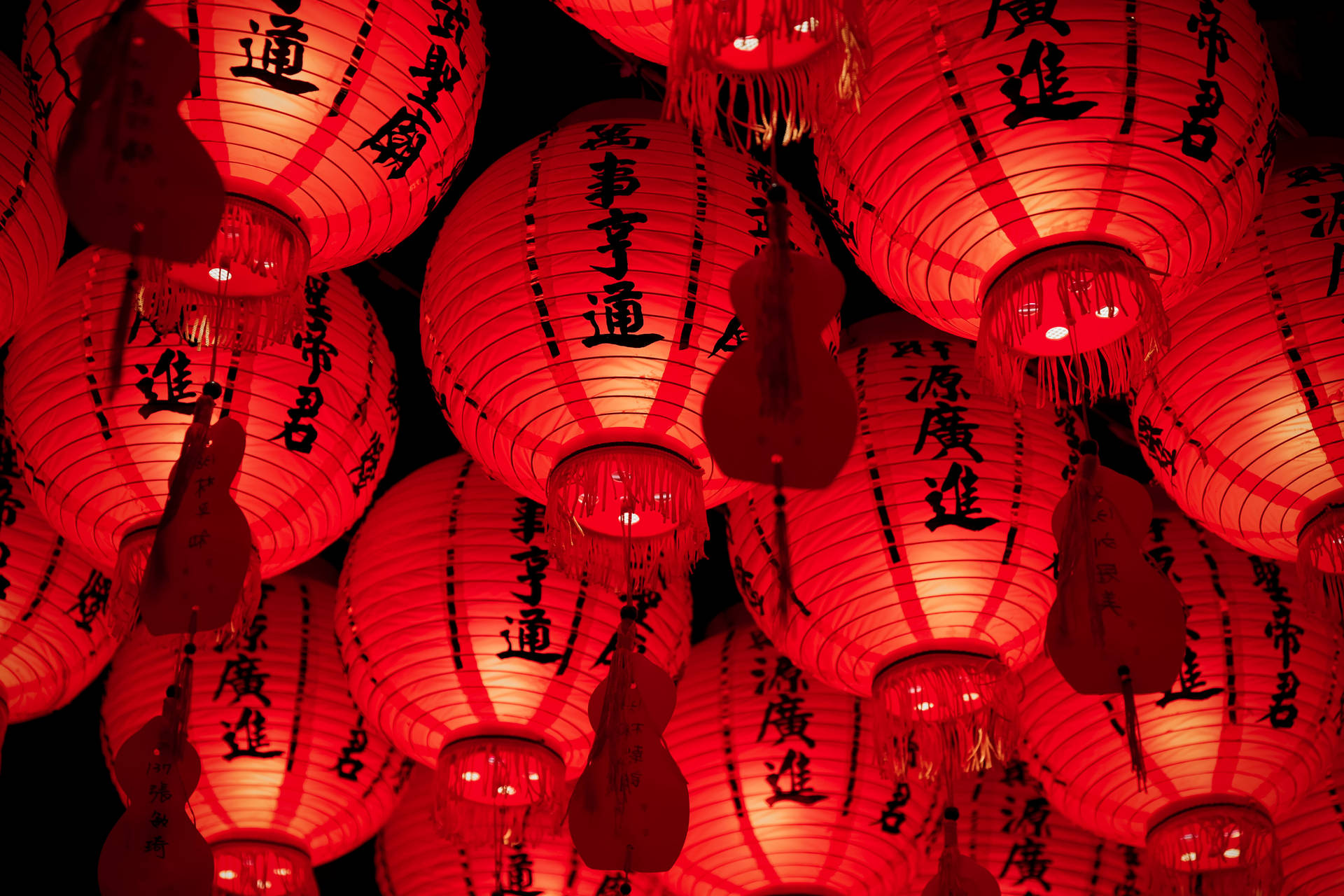 紅色燈籠在夜色中照亮，呈現中國傳統節慶風情。