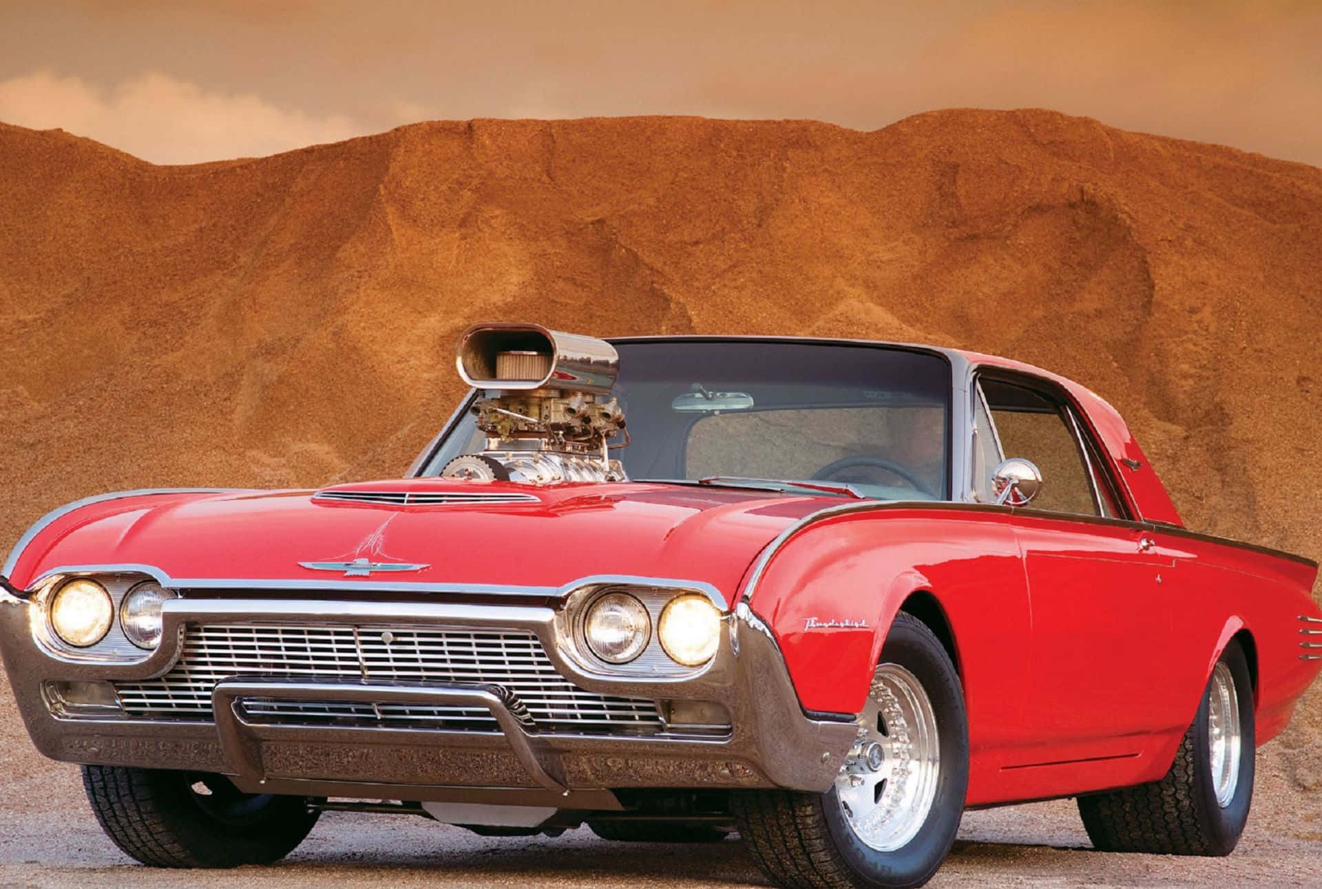 Ford Thunderbird 桌布 壁紙 — 一輛鮮紅色的經典肌肉車配備增壓引擎，在沙漠峽谷中於日落時分蓄勢待發。
